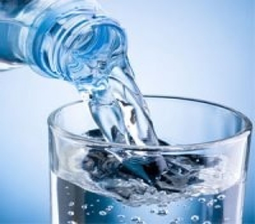 چرا بلافاصله پیش و پس از غذا نباید آب نوشید؟