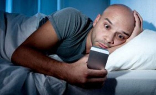 دوری از تجهیزات الکترونیکی مشکل اختلال خواب را حل  می کند